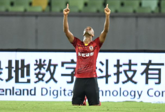 中超-申花1-2遭亚泰逆转4轮不胜 秦升送点儒尼奥尔双响 中超-申花1-2遭亚泰逆转4轮不胜 秦升送点儒尼奥尔双响