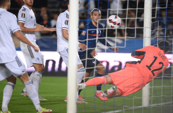 世预赛-10人法国1-1波黑 哲科破门格列兹曼扳平孔德吃红 世预赛-10人法国1-1波黑 哲科破门格列兹曼扳平孔德吃红