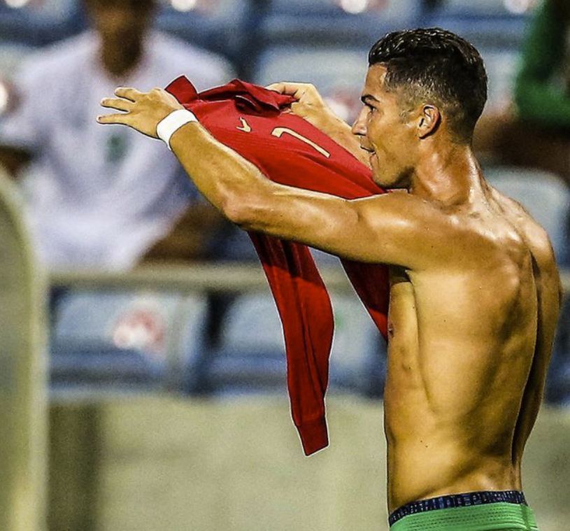 国家队111球!C罗登顶国家队射手榜 霸气露肉晒球衣 国家队111球!C罗登顶国家队射手榜 霸气露肉晒球衣