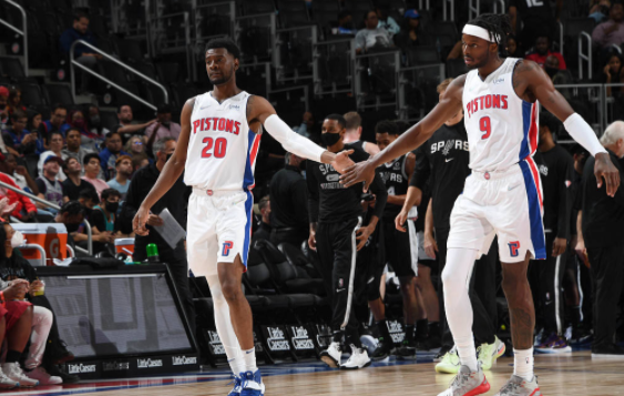 格兰特19分福布斯20分 活塞5人得分上双以115-105战胜马刺 格兰特19分福布斯20分 活塞5人得分上双以115-105战胜马刺