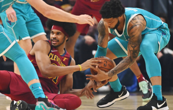 三球15+6塞克斯顿33分 黄蜂一波流以123-112擒骑士迎两连胜 三球15+6塞克斯顿33分 黄蜂一波流以123-112擒骑士迎两连胜