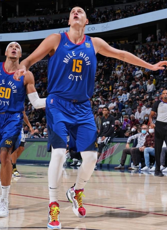 约基奇32+16+7约翰逊27分 掘金102-96送马刺赛季首败 约基奇32+16+7约翰逊27分 掘金102-96送马刺赛季首败