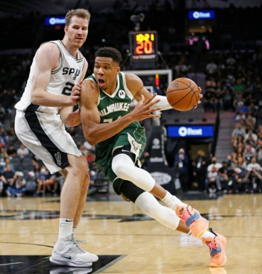 字母哥21+8+8米德尔顿28分 马刺111-121不敌雄鹿遭两连败 字母哥21+8+8米德尔顿28分 马刺111-121不敌雄鹿遭两连败