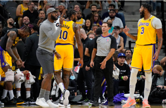 湖人加时125-121险胜马刺 詹皇伤停威少33+10+8 浓眉35+17 湖人加时125-121险胜马刺 詹皇伤停威少33+10+8 浓眉35+17