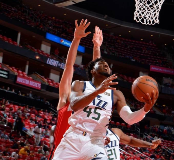 爵士122-91大胜火箭 送其3连败 米切尔15分戈贝尔16+14 爵士122-91大胜火箭 送其3连败 米切尔15分戈贝尔16+14