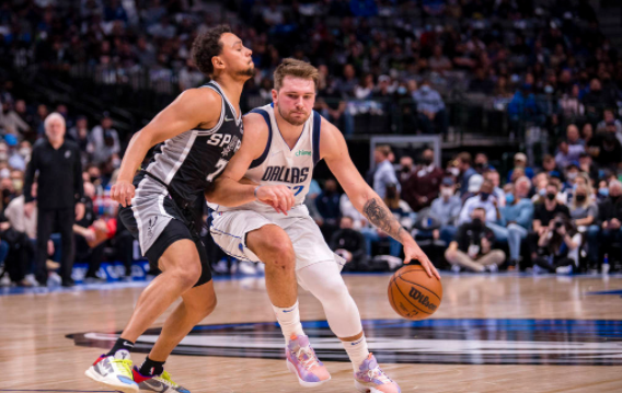 独行侠逆104-99转马刺迎三连胜 东契奇25+5默里准三双 独行侠逆104-99转马刺迎三连胜 东契奇25+5默里准三双