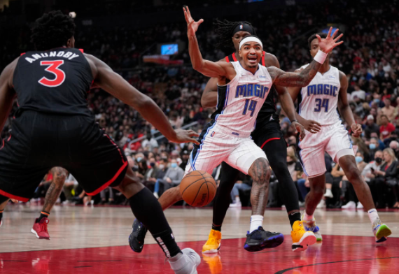 猛龙110-109险胜魔术取两连胜 范弗利特末节爆发轰16分 猛龙110-109险胜魔术取两连胜 范弗利特末节爆发轰16分