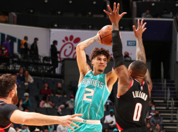 黄蜂125-113轻取开拓者避开连败 三球砍27+9利拉德仅5中 黄蜂125-113轻取开拓者避开连败 三球砍27+9利拉德仅5中