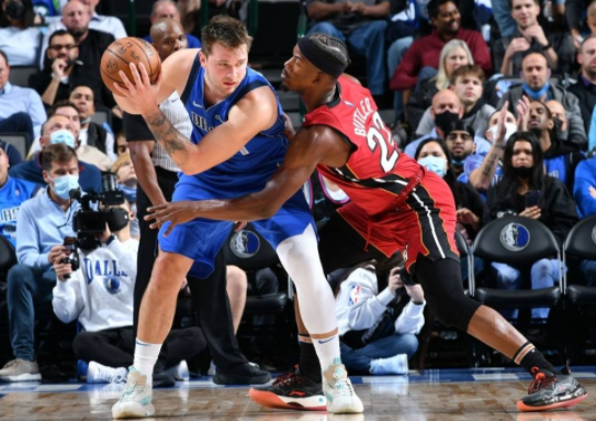 巴特勒热巴合砍55分19板 热火125-110轻取独行侠迎5连胜 巴特勒热巴合砍55分19板 热火125-110轻取独行侠迎5连胜