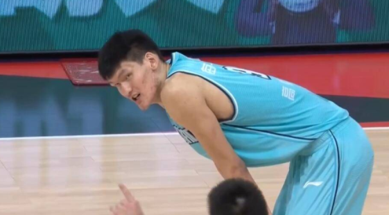 上海121-88狂胜青岛 高世鳌惊人盖帽三双王哲林14+10 上海121-88狂胜青岛 高世鳌惊人盖帽三双王哲林14+10