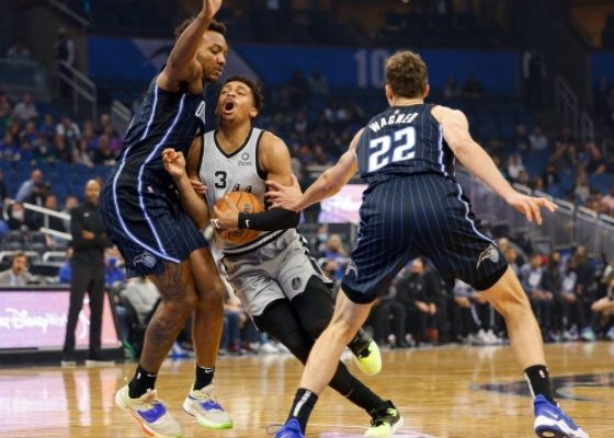 默里砍下20+11领6人上双 马刺102-89轻取魔术终结两连败 默里砍下20+11领6人上双 马刺102-89轻取魔术终结两连败