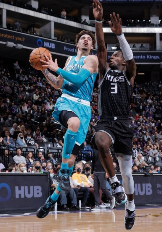 霍姆斯23+20鲍尔砍两双 国王22三分140-110送黄蜂3连败 霍姆斯23+20鲍尔砍两双 国王22三分140-110送黄蜂3连败