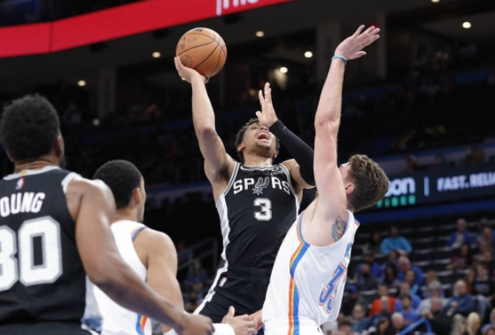 亚历山大14+8+10穆雷10分 雷霆99-94逆转胜马刺 亚历山大14+8+10穆雷10分 雷霆99-94逆转胜马刺