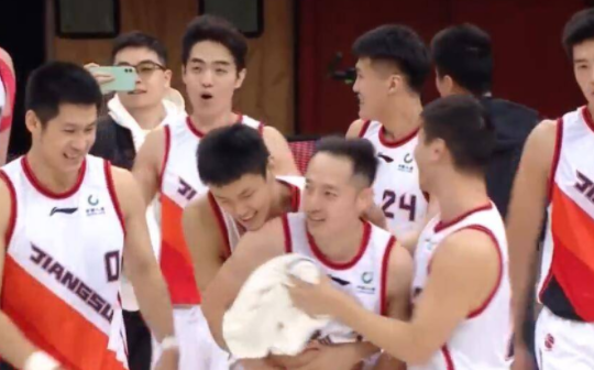 吴冠希22+14 史鸿飞20+7 赵泰隆21分 江苏82-79险胜青岛迎第三胜 吴冠希22+14 史鸿飞20+7 赵泰隆21分 江苏82-79险胜青岛迎第三胜