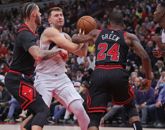 公牛五人得分上双117-107力擒独行侠 东契奇空砍20+10 公牛五人得分上双117-107力擒独行侠 东契奇空砍20+10