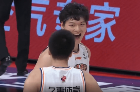 上海112-103力克浙江 富兰克林39+9+14王哲林准三双 吴前22分 上海112-103力克浙江 富兰克林39+9+14王哲林准三双 吴前22分