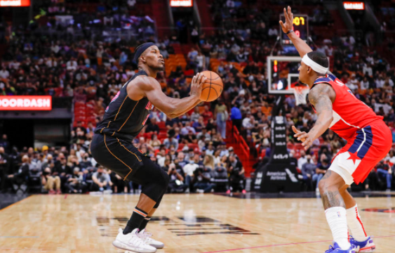 比尔空砍30+6巴特勒32分 热火112-97力擒奇才取4连胜 比尔空砍30+6巴特勒32分 热火112-97力擒奇才取4连胜