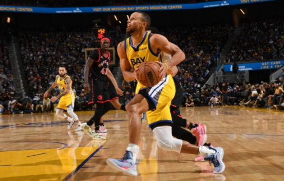 勇士119-104击败猛龙迎4连胜 维金斯32+7 普尔33分 西卡21+5 勇士119-104击败猛龙迎4连胜 维金斯32+7 普尔33分 西卡21+5