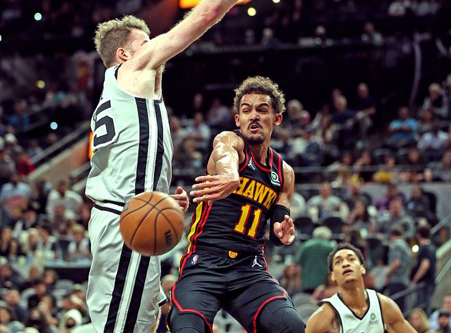 特雷.杨31++7+11穆雷22+8+11 老鹰轻取马刺收获6连胜 特雷.杨31++7+11穆雷22+8+11 老鹰轻取马刺收获6连胜