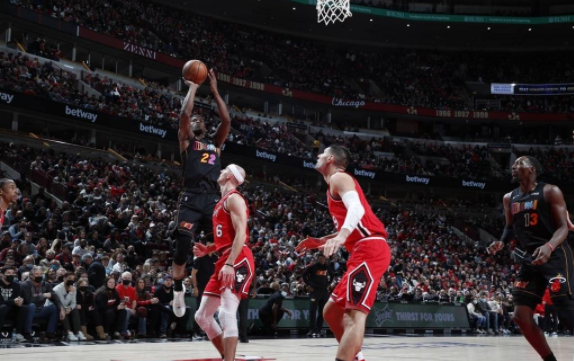 热火107-104险胜公牛 巴特勒砍18+5德罗赞28分 热火107-104险胜公牛 巴特勒砍18+5德罗赞28分