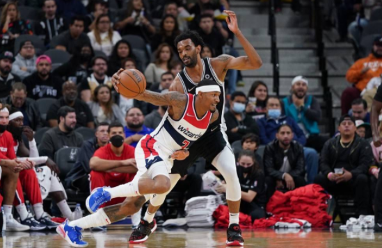 穆雷准三双比尔砍18+8 马刺6人上双116-99擒奇才取连胜 穆雷准三双比尔砍18+8 马刺6人上双116-99擒奇才取连胜