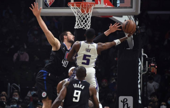 乔治轮休福克斯24+5 国王三人20+以124-115送快船三连败 乔治轮休福克斯24+5 国王三人20+以124-115送快船三连败