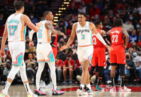 利拉德缺阵默里15+7+13 马刺114-83大胜开拓者迎三连胜 利拉德缺阵默里15+7+13 马刺114-83大胜开拓者迎三连胜