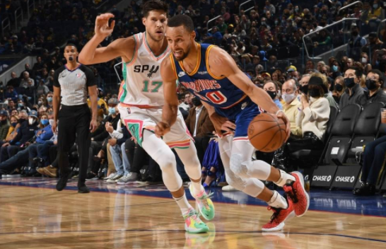 库里砍27+8穆雷摘准三双 勇士5人上双107-112憾负马刺 库里砍27+8穆雷摘准三双 勇士5人上双107-112憾负马刺