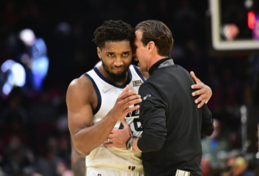 米切尔砍35+6加兰德31分 爵士5人上双109-108险胜骑士 米切尔砍35+6加兰德31分 爵士5人上双109-108险胜骑士