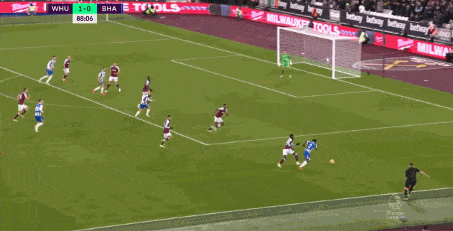 布莱顿锋霸倒勾破门 布莱顿锋霸倒勾破门