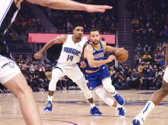 库里31+8维金斯8记三分 勇士三节灭悬念126-95轻取魔术 库里31+8维金斯8记三分 勇士三节灭悬念126-95轻取魔术