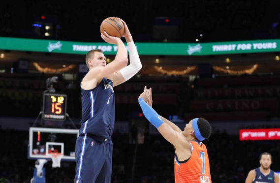 独行侠103-84轻取雷霆 东契奇缺阵亚历山大18分 波神13分 独行侠103-84轻取雷霆 东契奇缺阵亚历山大18分 波神13分