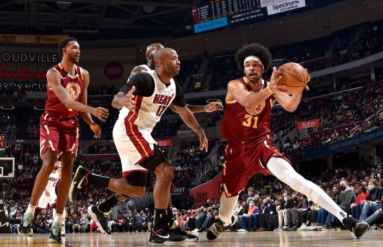 塔克23+9+5乐福高效23分 骑士105-94擒热火喜提四连胜 塔克23+9+5乐福高效23分 骑士105-94擒热火喜提四连胜