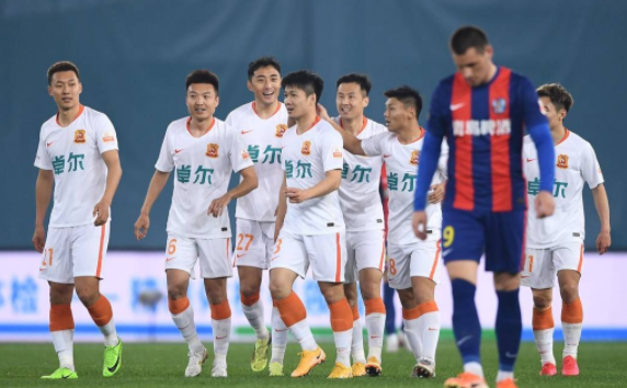 中超-武汉5-2送青岛11连败 赵宏略两球拉斐尔破门 中超-武汉5-2送青岛11连败 赵宏略两球拉斐尔破门