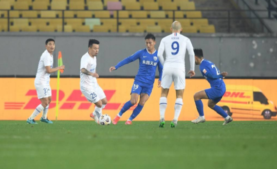 中超-沧州队友互殴2人直红1-1申花 奥斯卡破门 中超-沧州队友互殴2人直红1-1申花 奥斯卡破门