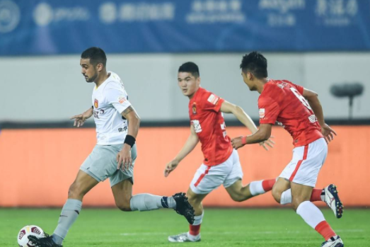 中超-广州队1-1河北队 韦世豪头槌破门郑智场边染黄 中超-广州队1-1河北队 韦世豪头槌破门郑智场边染黄