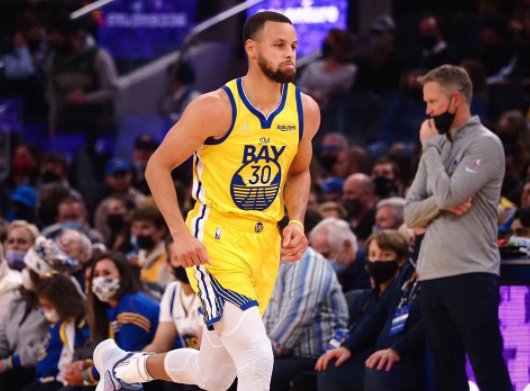 库里复出轰30分追梦斩三双 勇士113-98轻取国王避免连败 库里复出轰30分追梦斩三双 勇士113-98轻取国王避免连败