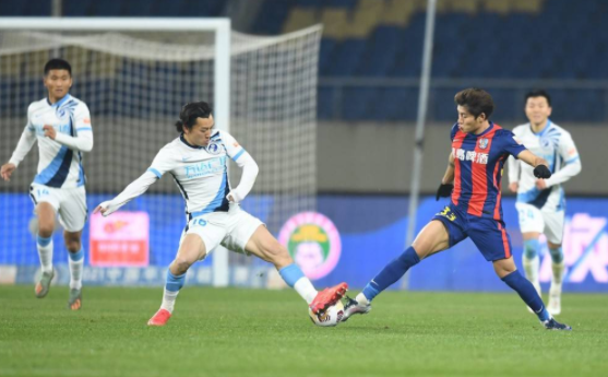 中超-大连人2-1青岛队 博阿滕连续3场破门拉尔森建功 中超-大连人2-1青岛队 博阿滕连续3场破门拉尔森建功