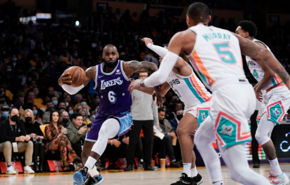 马刺138-110大胜湖人 詹姆斯空砍36分威少30+7 斯台普斯谢幕 马刺138-110大胜湖人 詹姆斯空砍36分威少30+7 斯台普斯谢幕