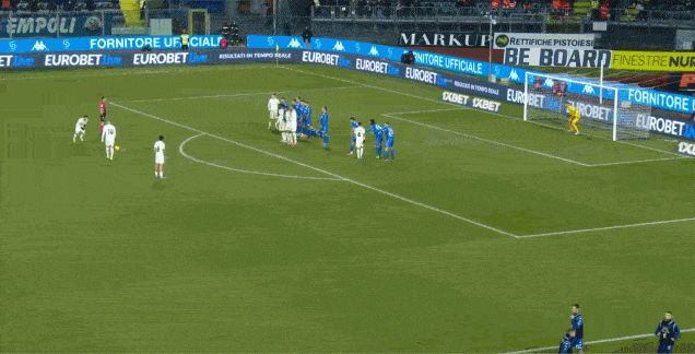 米兰飞翼射穿人墙破门 米兰飞翼射穿人墙破门