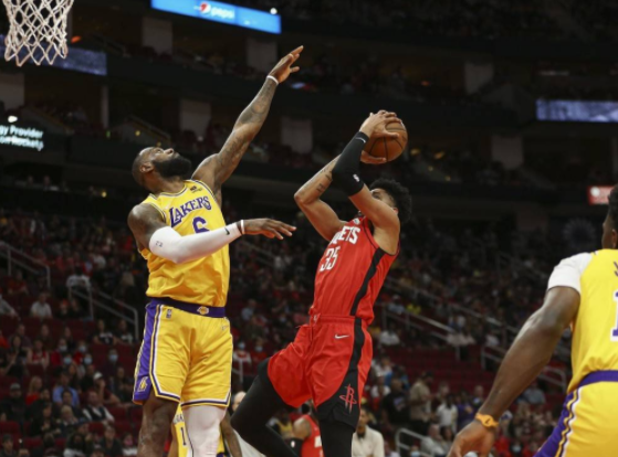 詹姆斯威少同砍三双 榜眼复出轰24分 火箭123-132负湖人 詹姆斯威少同砍三双 榜眼复出轰24分 火箭123-132负湖人