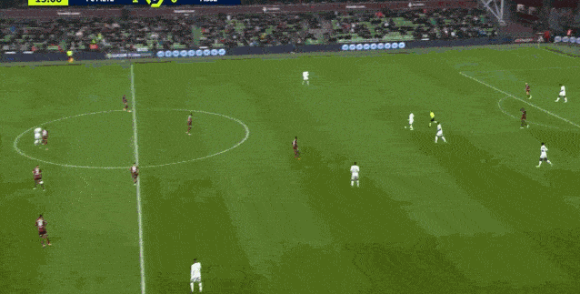 哈兹里80米超级吊射破门 哈兹里80米超级吊射破门