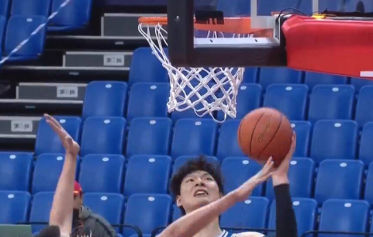 王哲林27+10富兰克林准三双 上海105-101险胜送广州3连败 王哲林27+10富兰克林准三双 上海105-101险胜送广州3连败