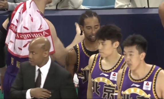 北控91-83擒四川迎连胜 兰兹博格首秀27分哈达迪14+17 北控91-83擒四川迎连胜 兰兹博格首秀27分哈达迪14+17