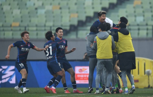 中超-重庆2-1逆转武汉队完成保级 罗皓孙凯替补建功 中超-重庆2-1逆转武汉队完成保级 罗皓孙凯替补建功