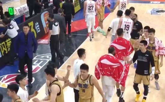 易建联31分任骏飞9+7+10 广东101-86赢球送同曦15连败 易建联31分任骏飞9+7+10 广东101-86赢球送同曦15连败