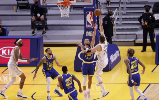 6日NBA前瞻:欧文将复出战步行者 库里东契奇领袖大战 6日NBA前瞻:欧文将复出战步行者 库里东契奇领袖大战