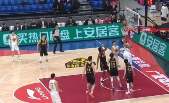 广厦118-84大胜送深圳四连败 孙铭徽两双胡金秋18分 广厦118-84大胜送深圳四连败 孙铭徽两双胡金秋18分