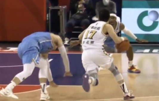 三少合砍65分林书豪0分 广厦99-88双杀北京取五连胜 三少合砍65分林书豪0分 广厦99-88双杀北京取五连胜