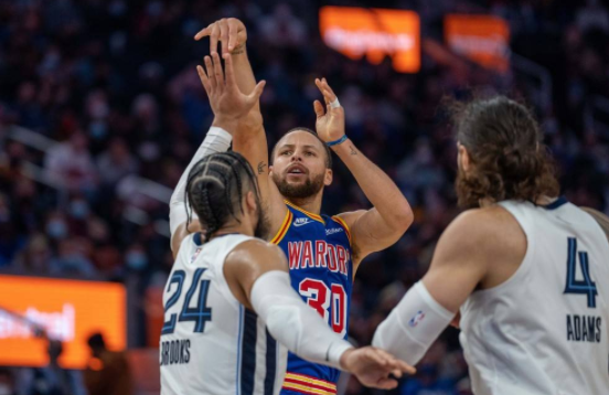 12日NBA前瞻:水花兄弟PK莫兰特 猛龙欲擒太阳冲击7连胜 12日NBA前瞻:水花兄弟PK莫兰特 猛龙欲擒太阳冲击7连胜